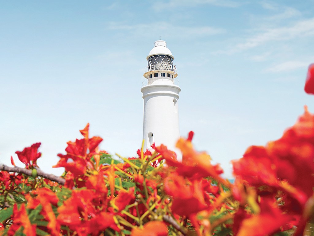 El faro y los flamboyanes de los Abacos.
