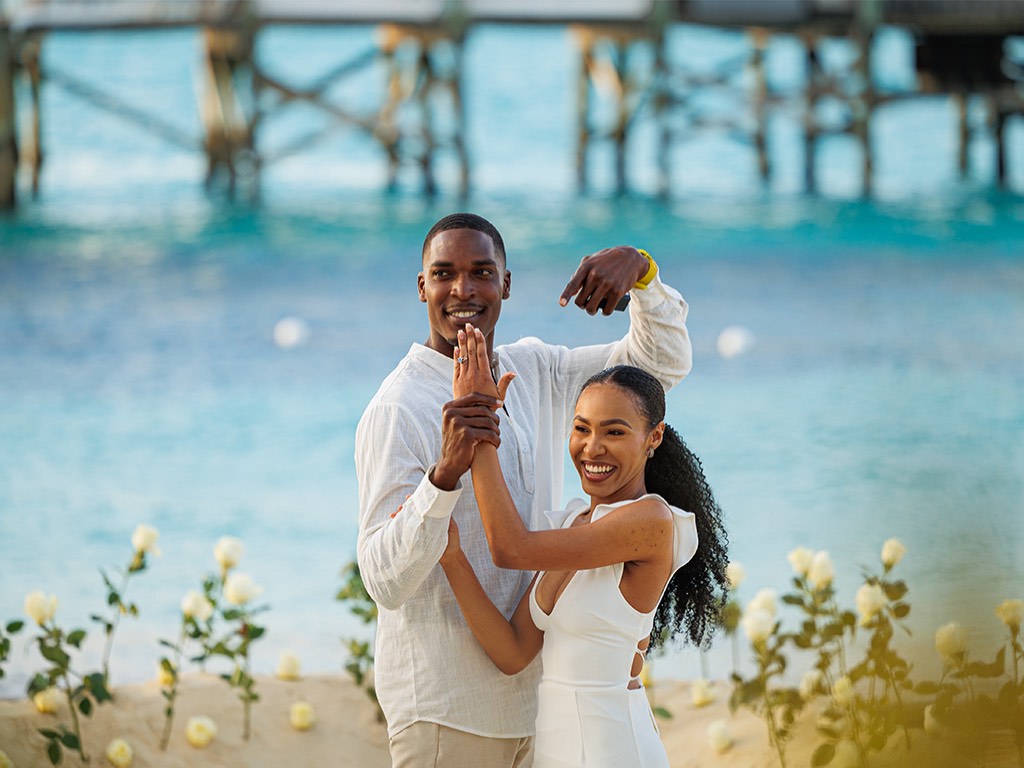 Una pedida de mano frente al mar en las Bahamas.