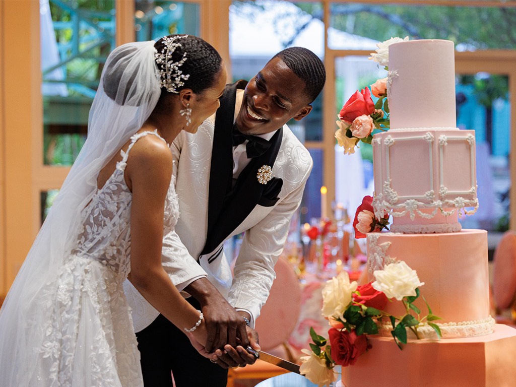 Cortando el pastel en una boda en las Bahamas.